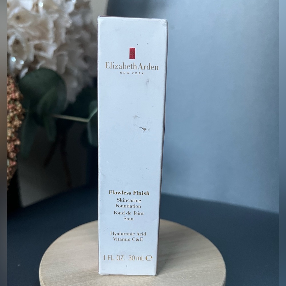 💋Elizabeth Arden Flawless Finish Skincaring Foundation